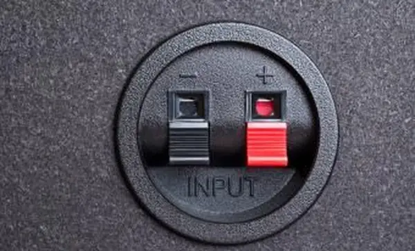 červené a čierne drôtové konektory pre reproduktory