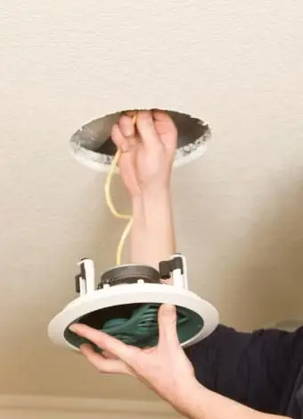 Ako nainštalovať stropné reproduktory