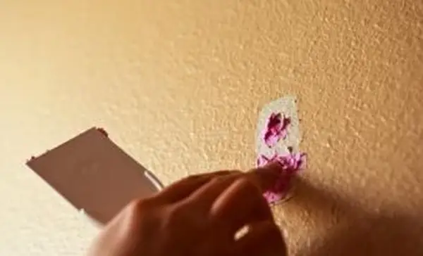 Wie man ein Loch in einer Wand repariert