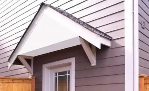 문 위에 목재 천막을 만드는 방법