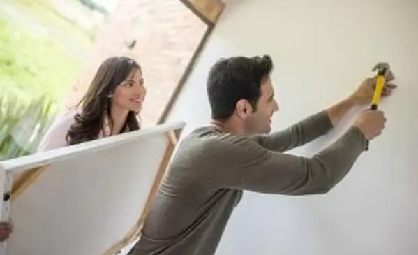 Ako zavesiť obrázky na stenu: Podrobný sprievodca