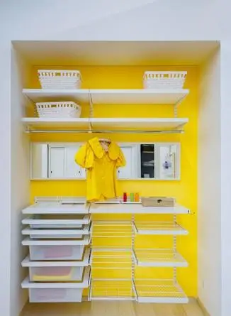 חדר ארונות צהוב