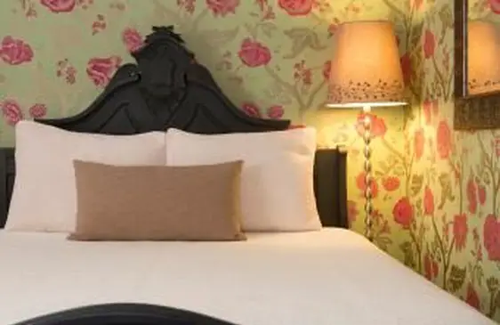 Zielona tapeta w kwiaty w sypialni