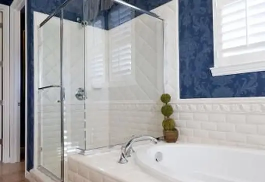 Niebiesko-biała łazienka w stylu