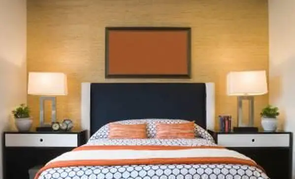 Teksturowana tapeta we współczesnej sypialni