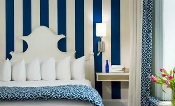 Niebiesko-biała tapeta w pionowe paski