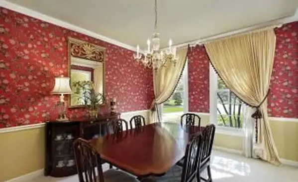 Tapeta w czerwone kwiaty w jadalni