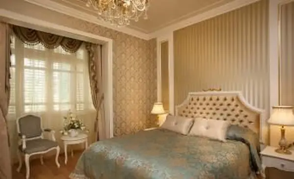 Złota tapeta w luksusowym wystroju sypialni