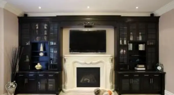 wbudowane szafki otaczają telewizor