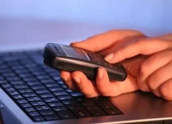 Laptop i telefon komórkowy