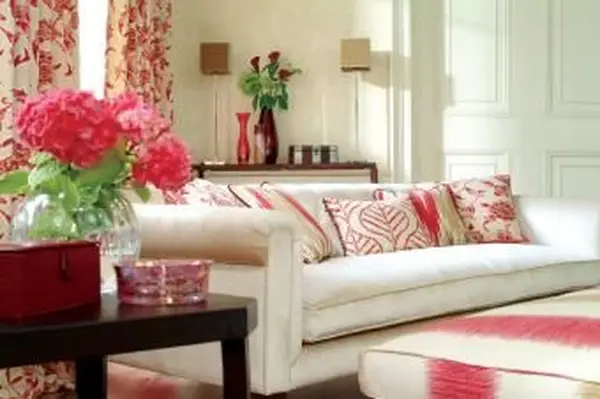 https://cf.ltkcdn.net/interiordesign/images/slide/161743-849x565r1-red-white-living-room.webp