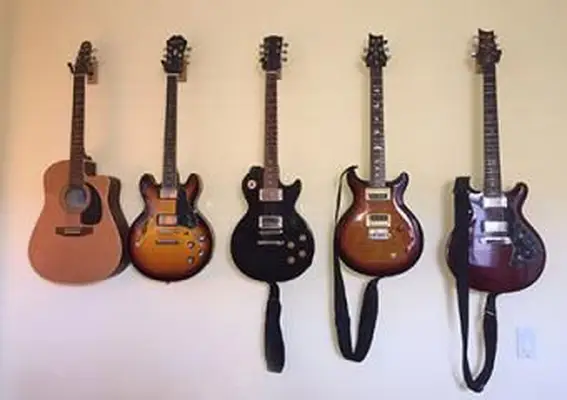 壁に掛かっているギターコレクション