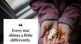 Ruce dívky držící dekorace ve tvaru hvězdy