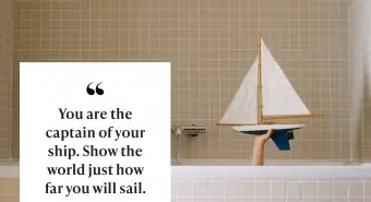 Dítě ve vaně s Toy Boat