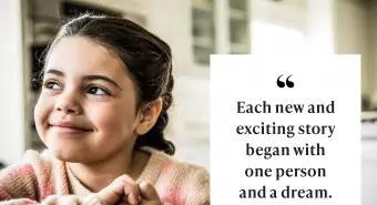 Mladá dívka, která usnula nad knihou