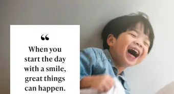 Rozkošný chlapeček ležící doma v posteli