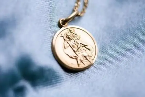 Cosa significa la collana di San Cristoforo?