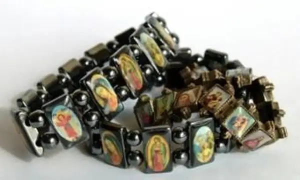 Wood Saints Charm-Armbänder, um Ihren Glauben auszudrücken