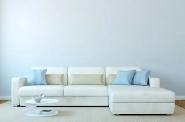 Divano basso con pareti blu