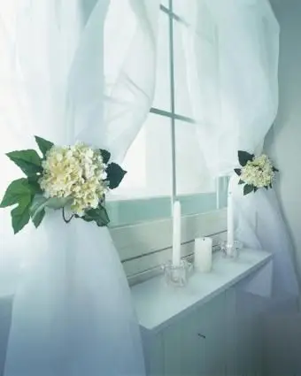 https://cf.ltkcdn.net/interiordesign/images/slide/219238-640x800-flowerties.webp