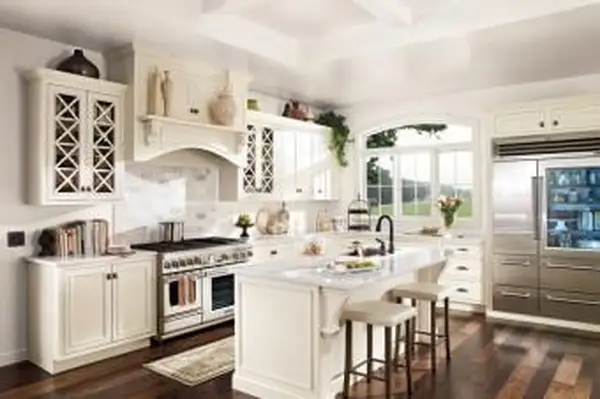 https://cf.ltkcdn.net/interiordesign/images/slide/202191-849x565-BEHR-kitchen.webp