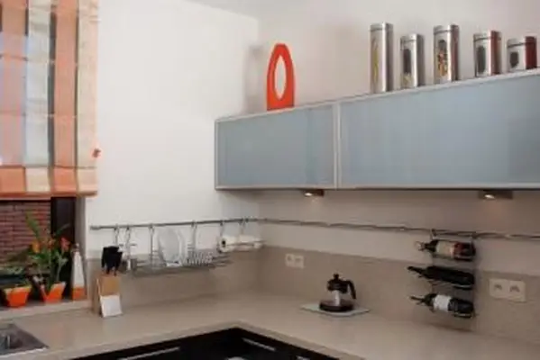https://cf.ltkcdn.net/interiordesign/images/slide/202219-850x567-canisters-above-cabinets.webp