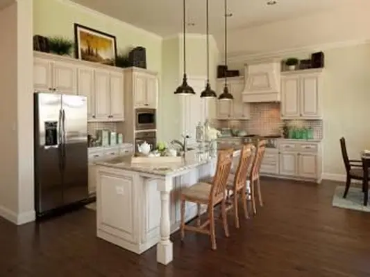 https://cf.ltkcdn.net/interiordesign/images/slide/201759-850x638-Villas-of-Colleyville-Traditional-Kitchen.webp