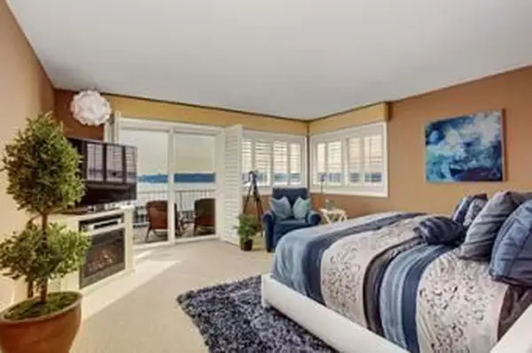 Quarto azul com vista para o lago