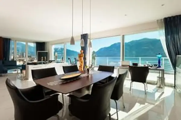 Design interior moderno de casa de lago