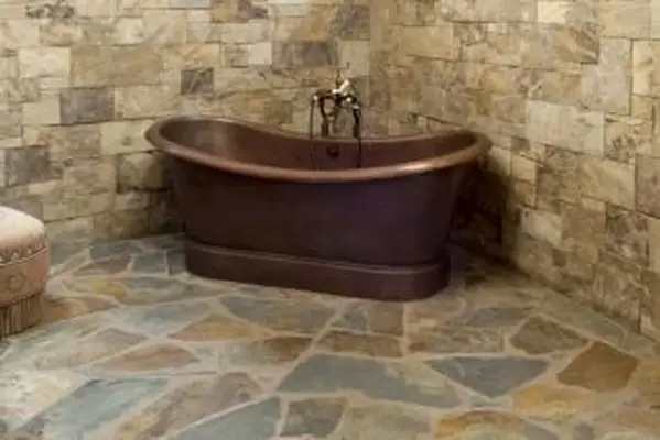 salle de bain en pierre et cuivre