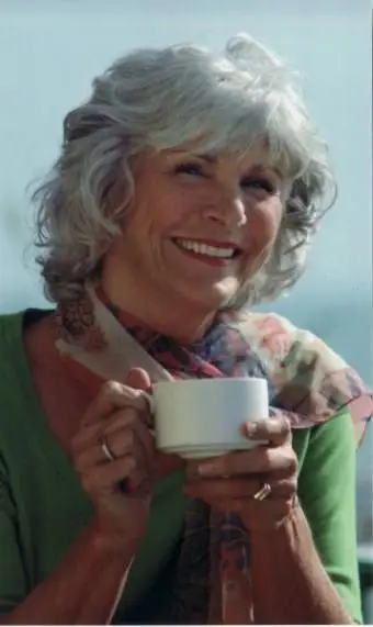 modelo maduro sênior segurando uma caneca de café