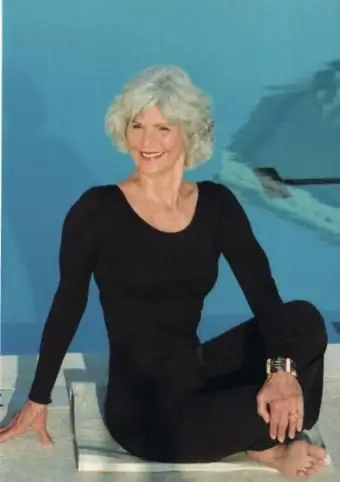 modelo feminina madura fazendo pose de ioga