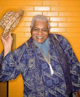 modelo masculino maduro sorrindo com chapéu fedora