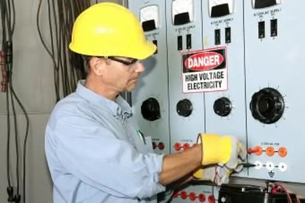 Elektryk zwracający uwagę na bezpieczeństwo przy wysokim napięciu