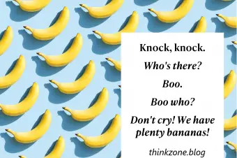 Banane fresche gialle su sfondo blu