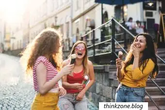 Lindas adolescentes se divertindo ao ar livre
