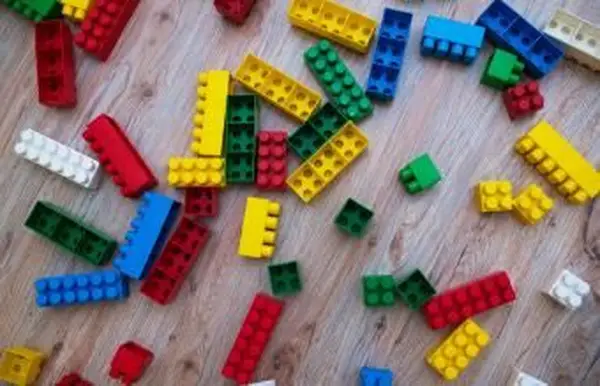 roztrúsené farebné hracie kocky