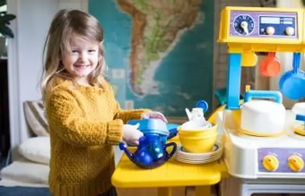 dievča v jej kuchyni na hranie