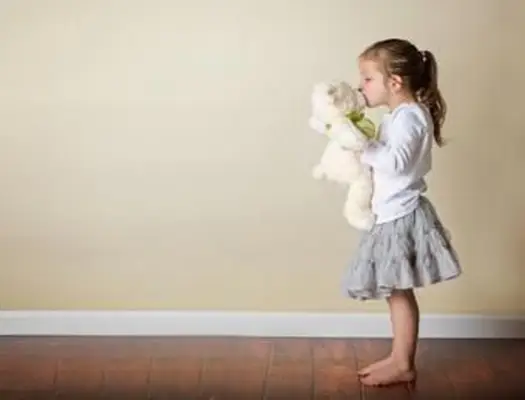 dievča bozkávajúce plyšové zviera