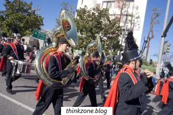 Marching Band vystupuje a hraje na tuby na sousafon