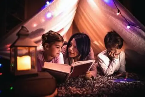 משפחה מחנכת בסלון