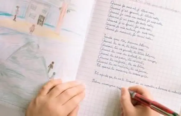 Enfant écrivant un poème