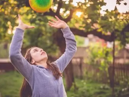 Menina jogando vôlei configurando