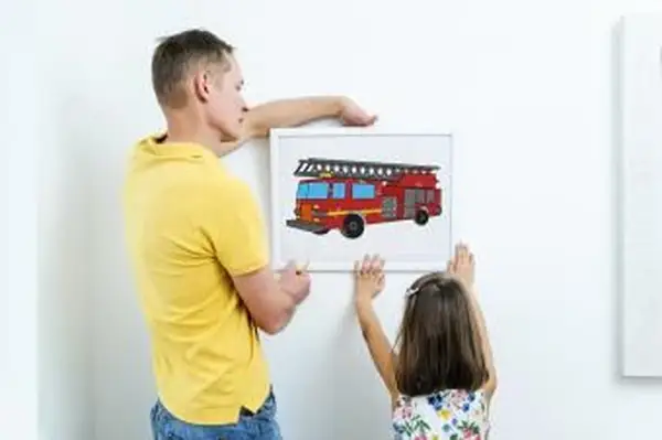 אבא ובת תולים את הציור