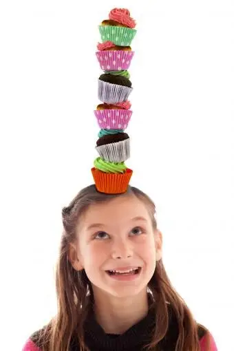 カップケーキユニコーンをしている女の子