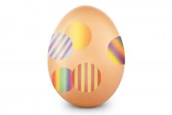 丸いステッカーが付いている卵