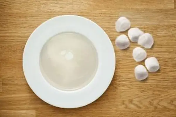 粘着性のあるシロップとコットンボール