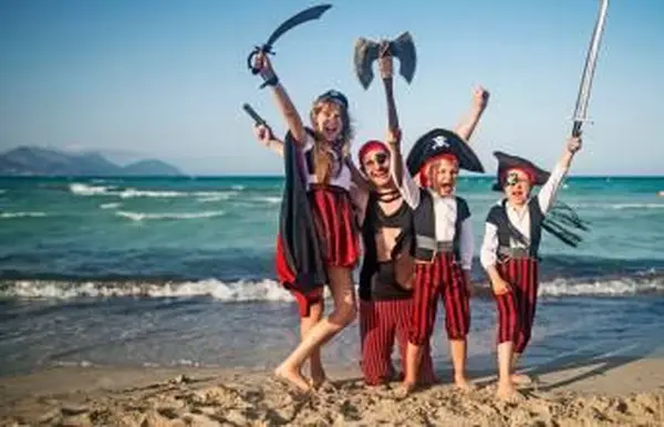 해적을 재생하는 아이와 아버지