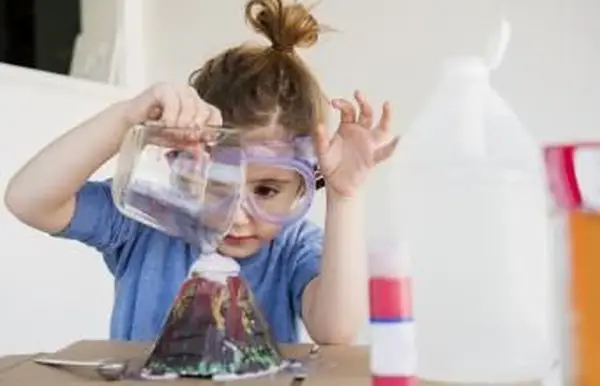 Volcán de niña haciendo