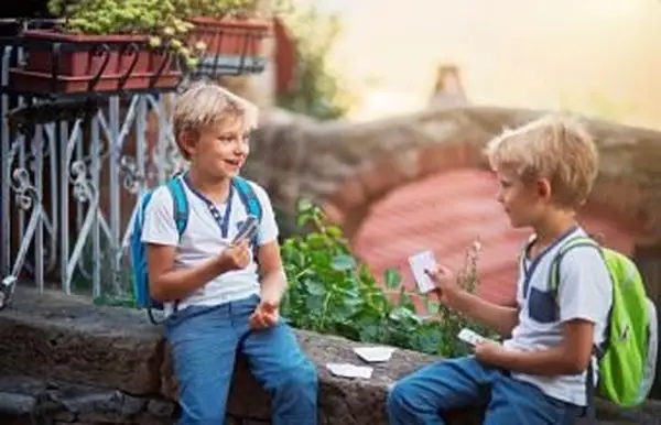 deti hrajú kartovú hru